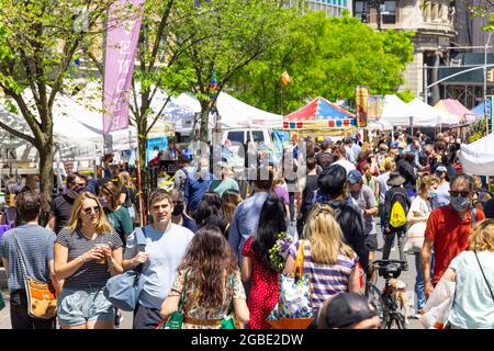 2 Tage nach der Ankündigung des CDC bezüglich der neuen Empfehlungen für die öffentliche Gesundheit zu den Schutzmasken am Union Square NYC. Stockfoto