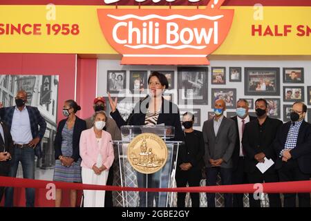 3. August 2021, Washington, District of Columbia, USA: Der Bürgermeister von DC, MURIEL BOWSER, zusammen mit VIRGINIA ALI, Mitbegründer und Eigentümer, vor dem Band während der großen Eröffnung von Ben's Chili Bowl, heute im Walter E. Washington Convention Center. Bowser fuhr mit einem Big Bus zu Ben's Chili Bowl, um eine Kampagne zur Förderung des Tourismus in die Region DC zu starten. (Bild: © Lenin Nolly/ZUMA Press Wire) Stockfoto
