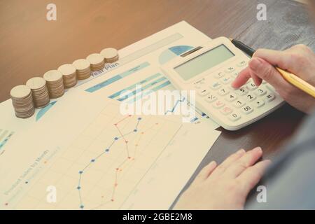 Frau, die mit dem Taschenrechner Geld macht Stockfoto