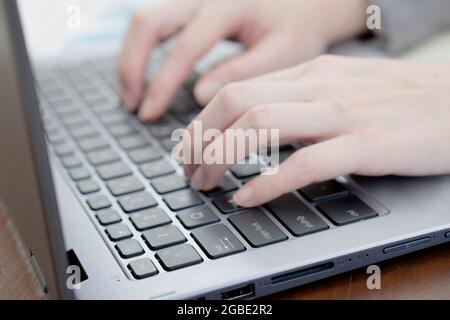 Laptop, Computer, Desktop-PC, menschliche Hand, Office/Softfokus-Bild Stockfoto