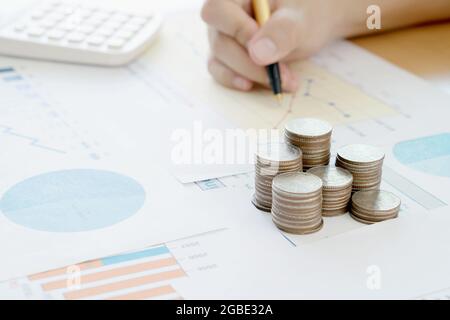 Konzept der Finanzanalyse mit Münzen und Graphen Stockfoto
