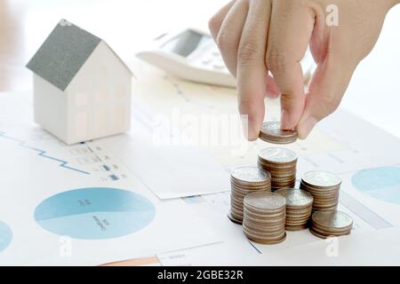 Handverlesbare Münzen und Stapeln Stockfoto