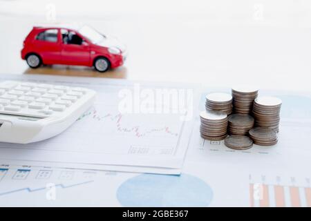 Rechner und Münzen auf Finanzbericht. Stockfoto