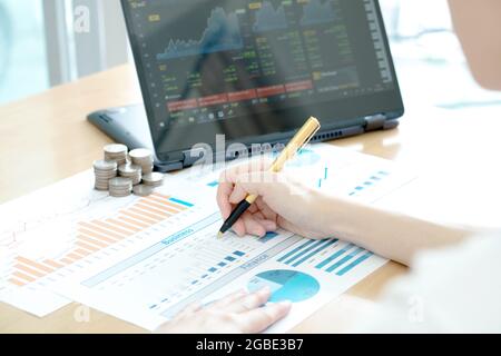Asiatische Geschäftsfrau, die arbeitet Stockfoto