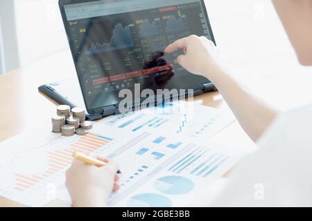 Asiatische Geschäftsfrau, die arbeitet Stockfoto