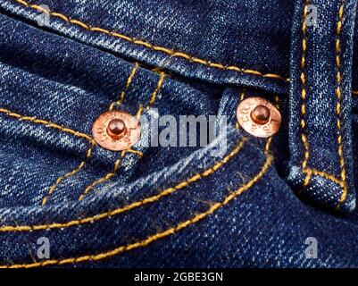 Indien, Neu-delhi - 1. Mai 2019:Nahaufnahme der LEVI'S-Knöpfe an alten blauen Jeans. Stockfoto