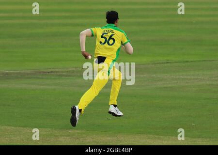 Dhaka, Bangladesch. August 2021. Der australische Cricket-Spieler Mitchell Starc Bowling-Action während des ersten t20-Spiels gegen Bangladesch im Sher e Bangla National Cricket Stadium in Dhaka (Bangladesch gewann mit 23 Läufen gegen Australien) (Foto: MD Manik/SOPA Images/Sipa USA) Credit: SIPA USA/Alamy Live News Stockfoto