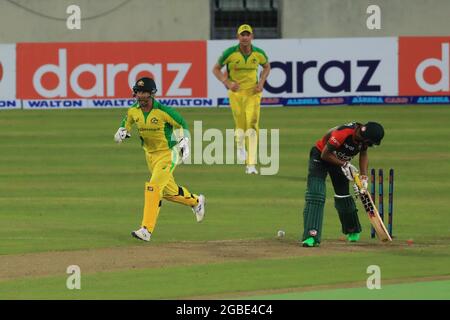 Dhaka, Bangladesch. August 2021. Der bangladeschische Cricket-Schläger Mohammad Naim wurde beim ersten T20-Spiel in Australien im Sher e Bangla National Cricket Stadium in Dhaka ausgebeutet (Bangladesch gewann mit 23 Läufen gegen Australien) (Foto von MD Manik/SOPA Images/Sipa USA) Credit: SIPA USA/Alamy Live News Stockfoto