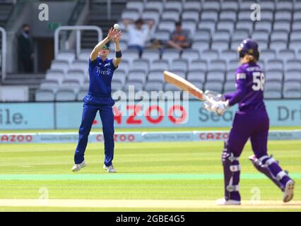 3. August 2021. London, Großbritannien. Lauren Winfield-Hill wird von Heather Knight beim Bowling von Sophie Munro gefangen, während der London Spirit die Northern Superchargers beim Cricket-Wettbewerb der Hundert Männer bei Lords in den Kampf nimmt. The Hundred ist ein brandneues Cricket-Format, das von der EZB eingeführt wurde. David Rowe/ Alamy Live News. Stockfoto