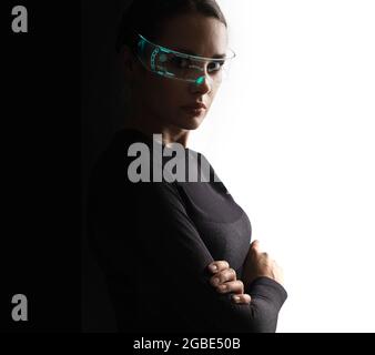 Junge, brünette Frau mit einer digitalen, futuristischen Brille - wissenschaftliche Inhalte Stockfoto