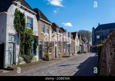 Blick auf die Stadt auf alte mittelalterliche Häuser in der kleinen historischen Stadt Veere in den Niederlanden, Walcheren, Provinz Zeeland Stockfoto