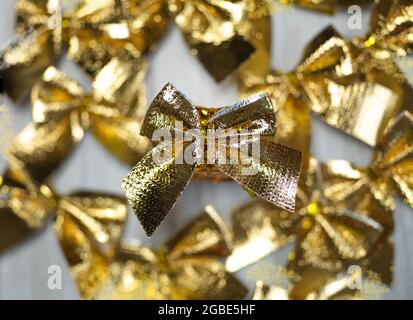 Goldene Bänder Funkeln auf Holzhintergrund Draufsicht, Holiday Geschenk Dekoration stilvolle Hintergrund Luxus-Design Stockfoto