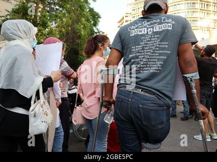 Beirut, Libanon. August 2021. Ein Mann, der am 3. August 2021 von Port Blast verstümmelt wurde, protestierte am 4 2020. August vor dem Justizpalast in Beirut, Libanon. Am Vorabend des ersten Jahrestages der Explosion warten noch immer Verletzte und Familien des Verstorbenen darauf, dass das Parlament die Strafimmunität aller an dem Vorfall beteiligten Politiker und Beamten aufheben wird.(Elisa Gestri/Sipa USA) Quelle: SIPA USA/Alamy Live News Stockfoto