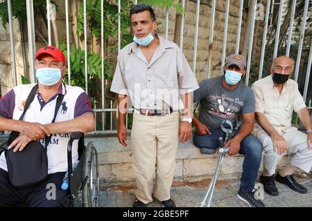 Beirut, Libanon. August 2021. Männer, die durch Port Blast vom 4 2020. August dauerhaft verletzt wurden, protestierten am 3. August 2021 vor dem Justizpalast in Beirut, Libanon. Am Vorabend des ersten Jahrestages der Explosion warten noch immer Verletzte und Familien des Verstorbenen darauf, dass das Parlament die Strafimmunität aller an dem Vorfall beteiligten Politiker und Beamten aufheben wird.(Elisa Gestri/Sipa USA) Quelle: SIPA USA/Alamy Live News Stockfoto