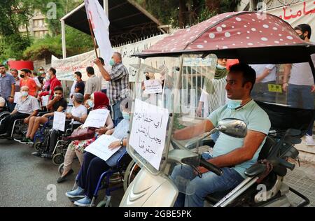 Beirut, Libanon. August 2021. Am 3. August 2021 protestierten Menschen, die durch Port Blast vom 4 2020. August dauerhaft verletzt wurden, mit einem Sitz im Justizpalast in Beirut, Libanon. Am Vorabend des ersten Jahrestages der Explosion warten noch immer Verletzte und Familien des Verstorbenen darauf, dass das Parlament die Strafimmunität aller an dem Vorfall beteiligten Politiker und Beamten aufheben wird.(Elisa Gestri/Sipa USA) Quelle: SIPA USA/Alamy Live News Stockfoto