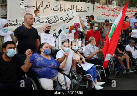 Beirut, Libanon. August 2021. Am 3. August 2021 protestierten Menschen, die durch Port Blast vom 4 2020. August dauerhaft verletzt wurden, mit einem Sitz im Justizpalast in Beirut, Libanon. Am Vorabend des ersten Jahrestages der Explosion warten noch immer Verletzte und Familien des Verstorbenen darauf, dass das Parlament die Strafimmunität aller an dem Vorfall beteiligten Politiker und Beamten aufheben wird.(Elisa Gestri/Sipa USA) Quelle: SIPA USA/Alamy Live News Stockfoto