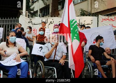 Beirut, Libanon. August 2021. Am 3. August 2021 protestierten Menschen, die durch Port Blast vom 4 2020. August dauerhaft verletzt wurden, mit einem Sitz im Justizpalast in Beirut, Libanon. Am Vorabend des ersten Jahrestages der Explosion warten noch immer Verletzte und Familien des Verstorbenen darauf, dass das Parlament die Strafimmunität aller an dem Vorfall beteiligten Politiker und Beamten aufheben wird.(Elisa Gestri/Sipa USA) Quelle: SIPA USA/Alamy Live News Stockfoto