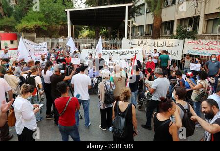 Beirut, Libanon. August 2021. Am 3. August 2021 protestierten Menschen, die durch Port Blast vom 4 2020. August dauerhaft verletzt wurden, mit einem Sitz im Justizpalast in Beirut, Libanon. Am Vorabend des ersten Jahrestages der Explosion warten noch immer Verletzte und Familien des Verstorbenen darauf, dass das Parlament die Strafimmunität aller an dem Vorfall beteiligten Politiker und Beamten aufheben wird.(Elisa Gestri/Sipa USA) Quelle: SIPA USA/Alamy Live News Stockfoto