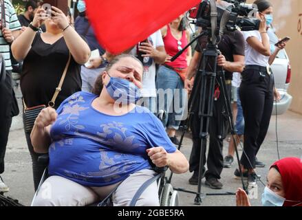 Beirut, Libanon. August 2021. Eine Frau, die am 3. August 2021 durch die Proteste in Port Blast vom 4 2020. August vor dem Justizpalast in Beirut, Libanon, dauerhaft verletzt wurde. Am Vorabend des ersten Jahrestages der Explosion warten noch immer Verletzte und Familien des Verstorbenen darauf, dass das Parlament die Strafimmunität aller an dem Vorfall beteiligten Politiker und Beamten aufheben wird.(Elisa Gestri/Sipa USA) Quelle: SIPA USA/Alamy Live News Stockfoto