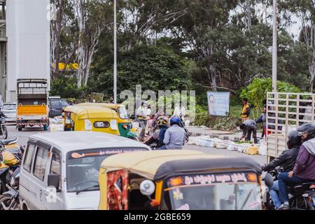 BANGALORE, INDIEN - Avgust 2020: Blumenverkäufer auf dem farbenfrohen KR Blumenmarkt in Bangalore, Indien. Stockfoto