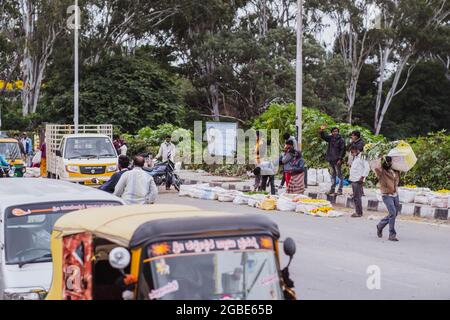 BANGALORE, INDIEN - Avgust 2020: Blumenverkäufer auf dem farbenfrohen KR Blumenmarkt in Bangalore, Indien. Stockfoto