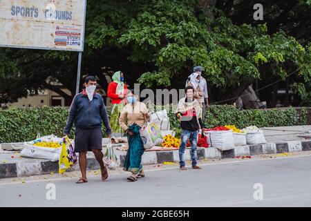 BANGALORE, INDIEN - Avgust 2020: Blumenverkäufer auf dem farbenfrohen KR Blumenmarkt in Bangalore, Indien. Stockfoto