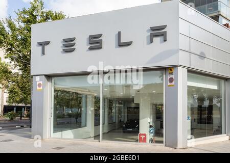 Valencia, Spanien - 24. Juli 2021: Tesla Store. Tesla ist ein spezialisiertes amerikanisches Unternehmen in den Bereichen Elektroautos, Energiespeicher und Solarpaneelfertigung Stockfoto