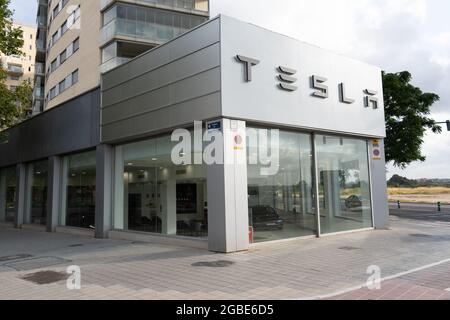 Valencia, Spanien - 24. Juli 2021: Tesla, ein auf Elektrofahrzeuge spezialisiertes Unternehmen, baut sein Händlernetz in Spanien schrittweise aus Stockfoto