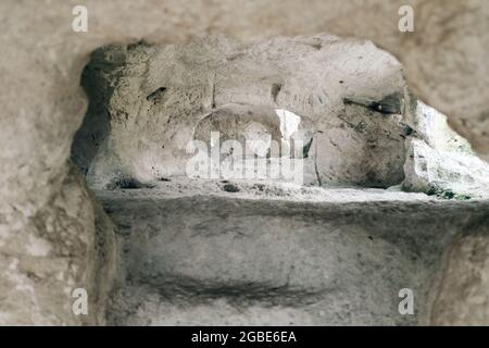 Eski-Kermen, eine Höhlenstadt, eine Festung in den Bergen. Eines der Zimmer im Felsen. Stockfoto