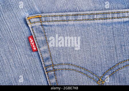 Indien, Neu-Delhi - 16. Oktober 2018: Nahaufnahme des LABELS LEVI'S Red auf der Gesäßtasche von Denim-Jeans. Stockfoto