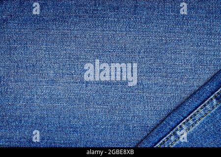 Blue verwaschene Jeans Textur mit gelben Nähten, Makro, Nahaufnahme Stockfoto