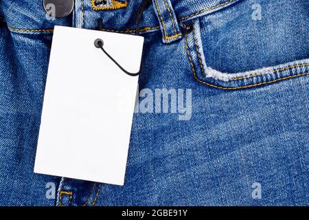 Leeres Etikett und Etikett auf blauer Jeans Stockfoto