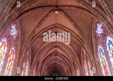 QUITO, ECUADOR - 24. JUNI 2015: Innenraum der Basilika des Nationalen Gelübdes in Quito, Ecuador Stockfoto