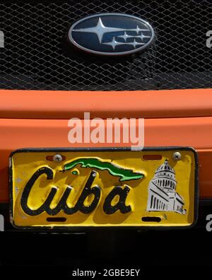 Ein klassisches dekoratives Kennzeichen aus Kuba auf einem amerikanischen Auto in Santa Fe, New Mexico. Stockfoto