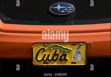 Ein klassisches dekoratives Kennzeichen aus Kuba auf einem amerikanischen Auto in Santa Fe, New Mexico. Stockfoto