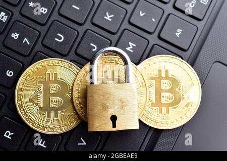 bitcoin-Sicherheit, Bitcoin mit Vorhängeschloss auf der Laptop-Tastatur Stockfoto