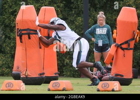 Philadelphia, PA, USA. August 2021. Philadelphia Eagles Defensive Tackle JAVON HARGRAVE (97) nimmt am Dienstag, den 03. August 2021, am NovaCare Complex in Philadelphia, PA, an Trainingslager Teil. (Bild: © Saquan Stimpson/ZUMA Press Wire) Stockfoto