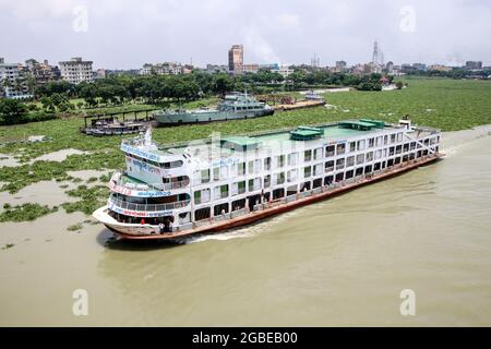 Lokale Passagierfähre, die zum Hafen am Dhaka Fluss zurückkehrt. Die Fähre ist ein sehr wichtiges Kommunikationsmittel mit dem südlichen Teil von Bangladesch Stockfoto