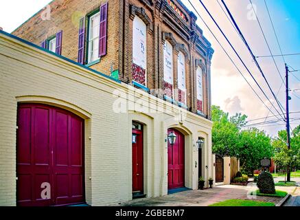 Das kreolische Feuerhaus #1 ist am 1. August 2021 in Mobile, Alabama, abgebildet. Das Feuerwehrhaus wurde 1869 erbaut und beherbergte die erste freiwillige Feuerwehr von Mobile. Stockfoto