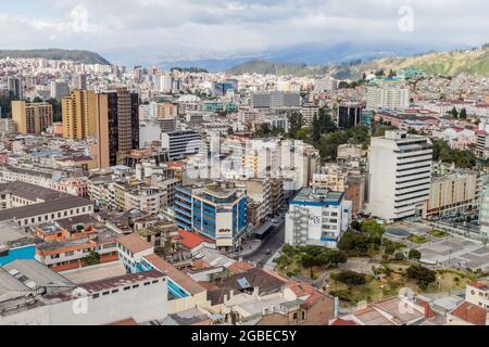 QUITO, ECUADOR - 24. JUNI 2015: Luftaufnahme von Quito, der Hauptstadt Ecuadors Stockfoto