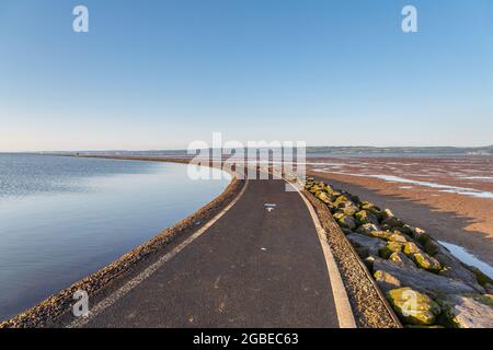 West Kirby, Wirral, Großbritannien. Blick am frühen Morgen auf den Marinesee-Wanderweg und die Dee-Mündung bei Ebbe. Stockfoto