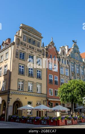 DANZIG, POLEN - 14. Jun 2021: Eine wunderschöne Aufnahme des Langen Marktes in Danzig, Polen Stockfoto