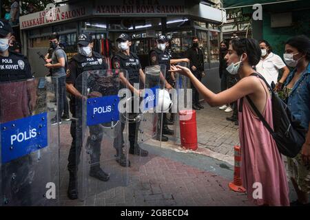 Ankara, Türkei. August 2021. Demonstranten konfrontieren Polizeibeamte während der Demonstration. Die 21-jährige Universitätsstudentin Azra Gülendam Haytao?lu, die seit dem 28. Juli in Antalya nicht mehr zu hören ist, wurde in einem Waldgebiet in Antalya Kepez tot aufgefunden. Die Istanbul Convention Ankara Campaign Group versammelte sich vor der Gemeinde Çankaya für die ermordete Frau. Kredit: SOPA Images Limited/Alamy Live Nachrichten Stockfoto