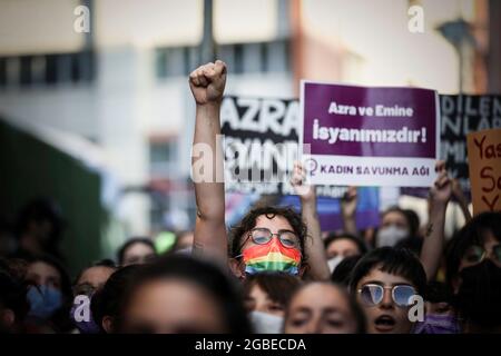 Ankara, Türkei. August 2021. Ein Protestler sah während der Demonstration Gestik mitten in der Menge. Die 21-jährige Universitätsstudentin Azra Gülendam Haytao?lu, die seit dem 28. Juli in Antalya nicht mehr zu hören ist, wurde in einem Waldgebiet in Antalya Kepez tot aufgefunden. Die Istanbul Convention Ankara Campaign Group versammelte sich vor der Gemeinde Çankaya für die ermordete Frau. Kredit: SOPA Images Limited/Alamy Live Nachrichten Stockfoto