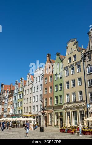 DANZIG, POLEN - 14. Jun 2021: Eine wunderschöne Aufnahme des Langen Marktes in Danzig, Polen Stockfoto