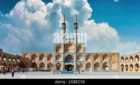 Yazd, Iran - Mai 2019: Einheimische und Touristen rund um das Tor und Minarette der Jameh Moschee von Yazd Stockfoto