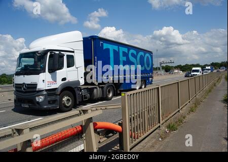 Dorney, Buckinghamshire, Großbritannien. August 2021. Heute ein Tesco LKW auf der M4. Tesco soll einen Bonus von £1,000 anbieten, um neue LKW-Fahrer zu locken. Einige Unternehmen berichten von einem Mangel an LKW-Fahrern. Es gibt verschiedene Gründe dafür, darunter die Anzahl der Mitarbeiter und Auftragnehmer, die sich aufgrund der NHS Track and Trace Covid-19 App selbst isolieren Einige Fahrer aus der EU haben das Vereinigte Königreich nach dem Brexit ebenfalls verlassen, während es gleichzeitig die Hochsaison ist. Quelle: Maureen McLean/Alamy Stockfoto