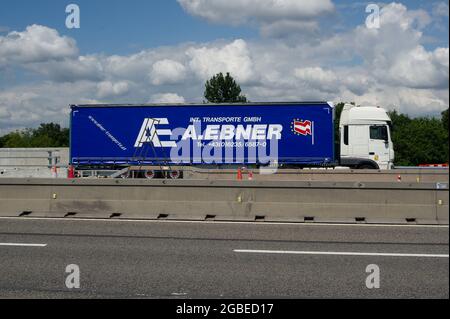 Dorney, Buckinghamshire, Großbritannien. August 2021. Einige Unternehmen berichten von einem Mangel an LKW-Fahrern. Es gibt verschiedene Gründe dafür, darunter die Anzahl der Mitarbeiter und Auftragnehmer, die sich aufgrund der NHS Track and Trace Covid-19 App selbst isolieren Einige Fahrer aus der EU haben das Vereinigte Königreich nach dem Brexit ebenfalls verlassen, während es gleichzeitig die Hochsaison ist. Quelle: Maureen McLean/Alamy Stockfoto