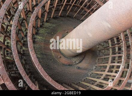 Rostiges Rad einer industriellen Beatmungsmaschine Stockfoto