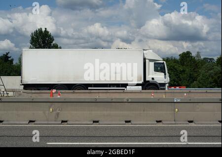 Dorney, Buckinghamshire, Großbritannien. August 2021. Einige Unternehmen berichten von einem Mangel an LKW-Fahrern. Es gibt verschiedene Gründe dafür, darunter die Anzahl der Mitarbeiter und Auftragnehmer, die sich aufgrund der NHS Track and Trace Covid-19 App selbst isolieren Einige Fahrer aus der EU haben das Vereinigte Königreich nach dem Brexit ebenfalls verlassen, während es gleichzeitig die Hochsaison ist. Quelle: Maureen McLean/Alamy Stockfoto